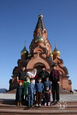 Семья отца Георгия на фоне собора Семья отца Георгия на фоне собора